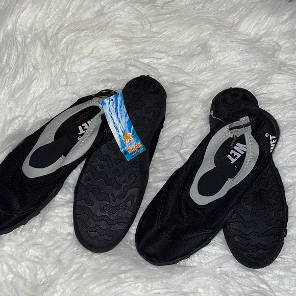 10/$35🏷️❤️NWT wet tropix wet shoes size 5 & 6 water shoes comfy black/grey cute - Picture 2 of 7
